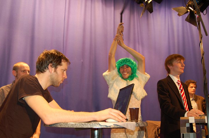 ge:schütz performing beside Kuhlmann in the studio